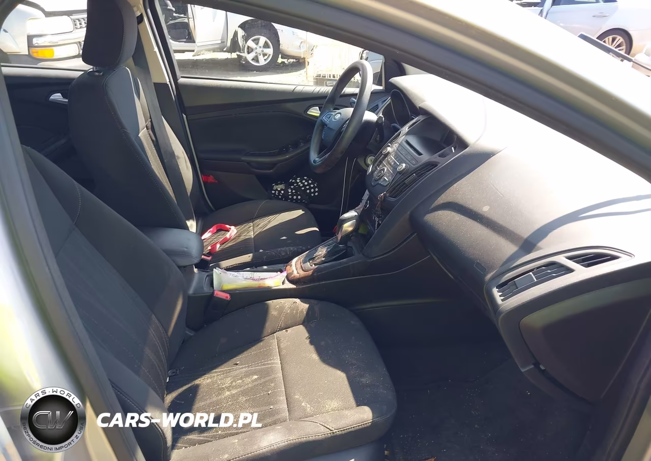 2016 Ford Focus Se VIN:1FADP3F23GL375502 - 5