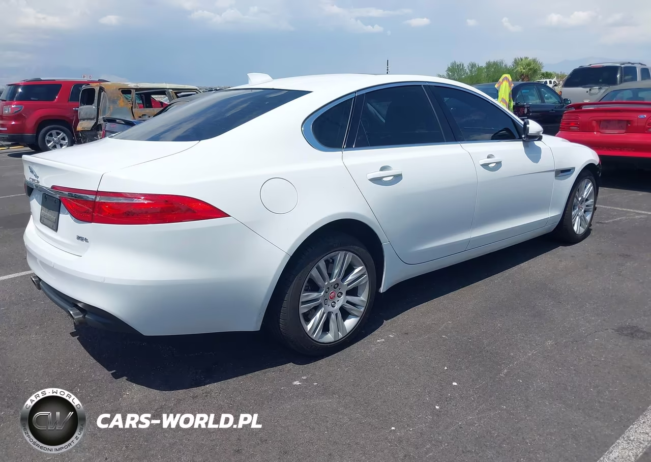 2017 Jaguar Xf 35T Premium VIN:SAJBD4BVXHCY44572 - 4