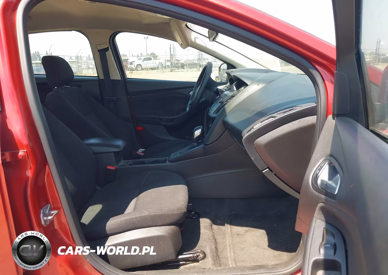 2018 Ford Focus Se VIN:1FADP3F22JL271106 - 5