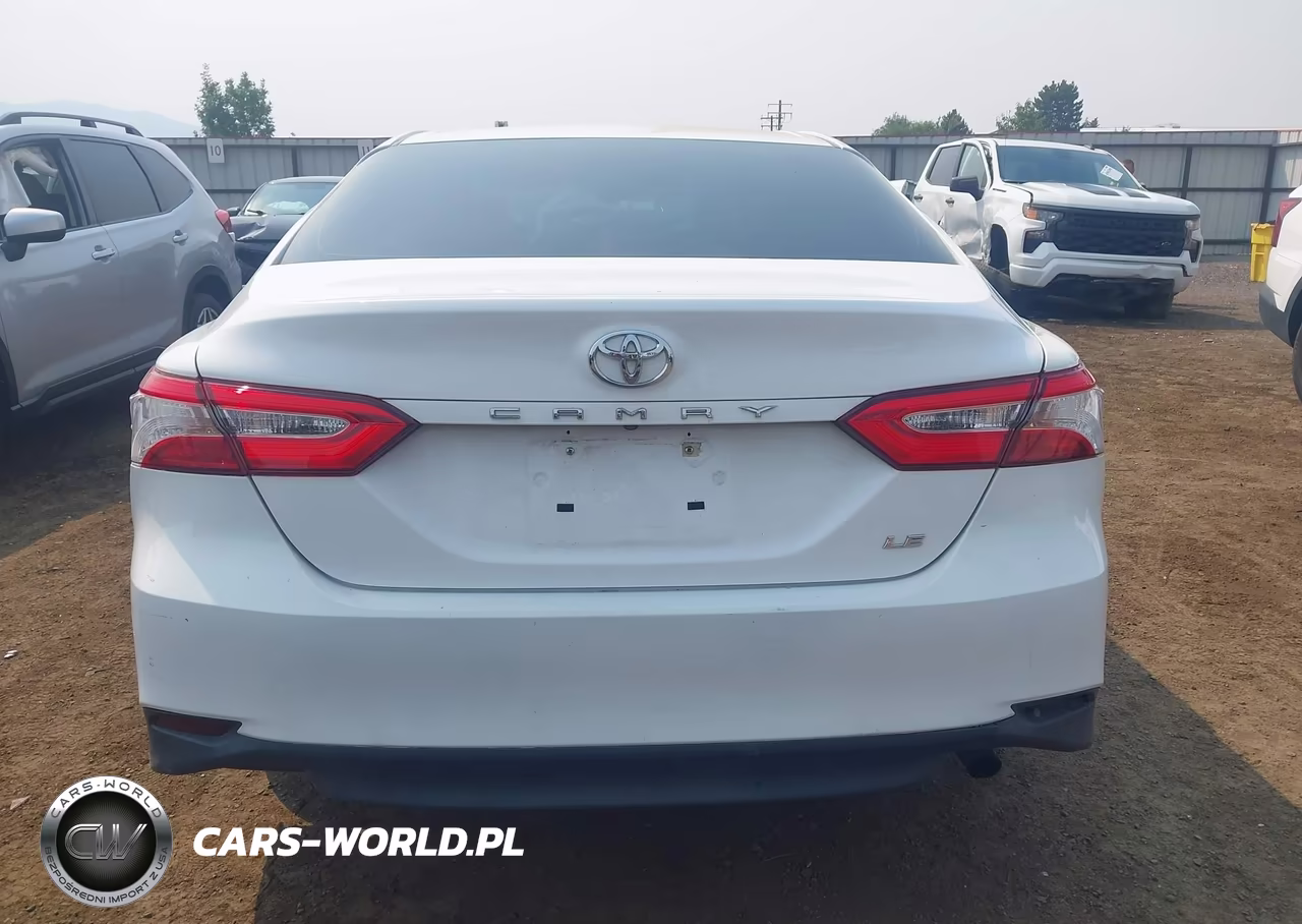 2018 Toyota Camry Le VIN:4T1B11HK6JU011205 - 16