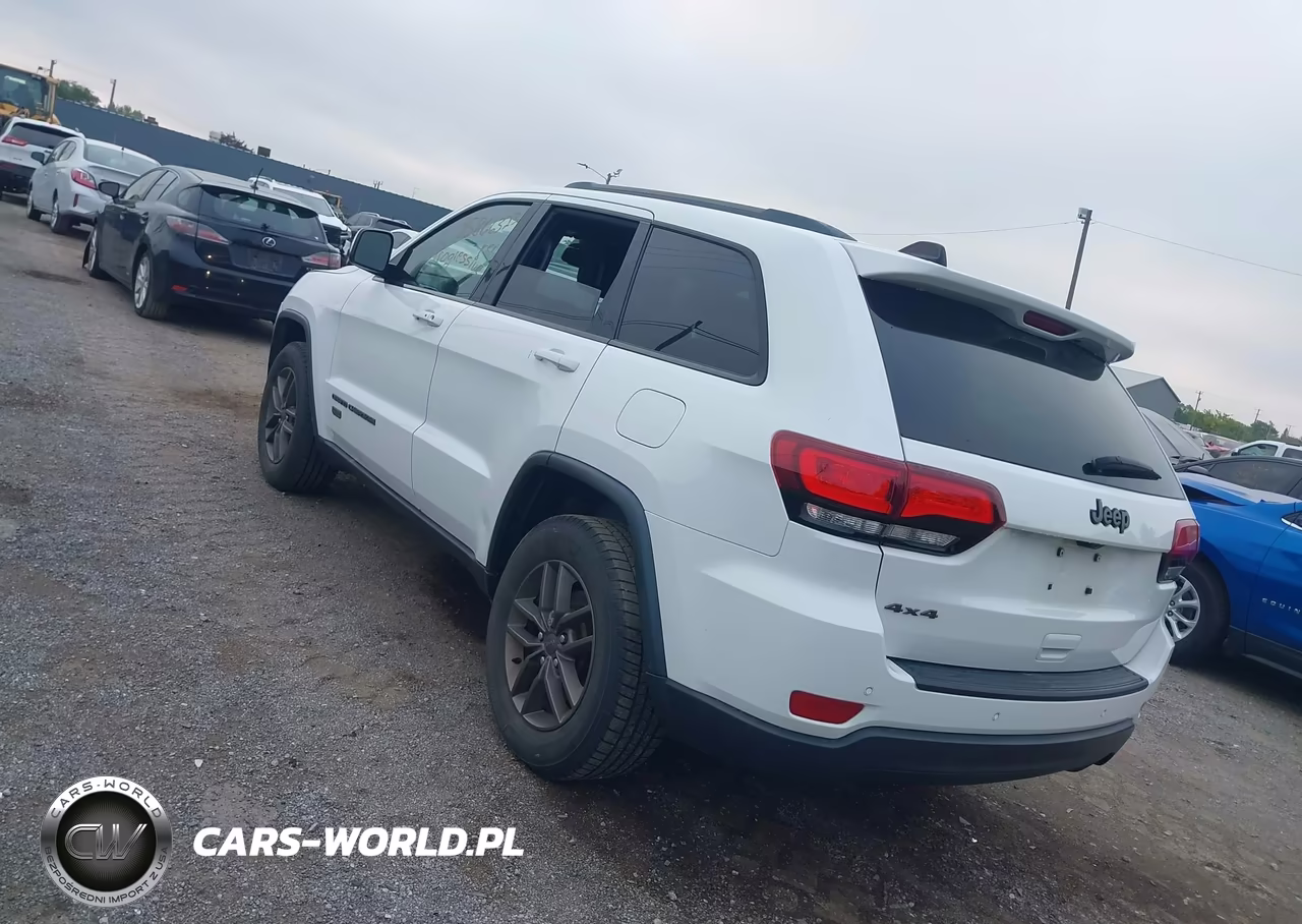 2016 Jeep Grand Cherokee 75Th Anniversary VIN:1C4RJFAG3GC425823 - 3