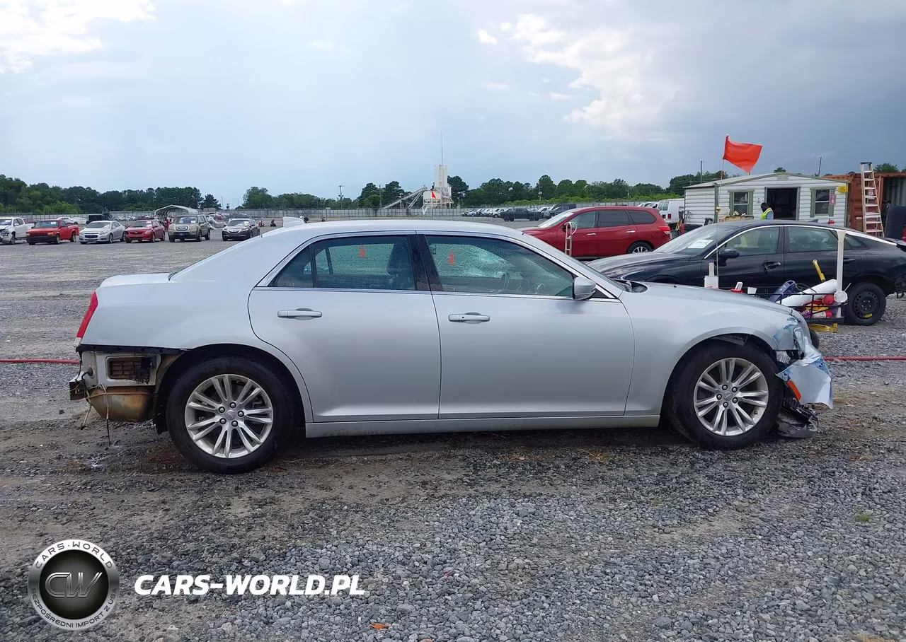 2019 Chrysler 300 Touring VIN:2C3CCAAG5KH727157 - 12