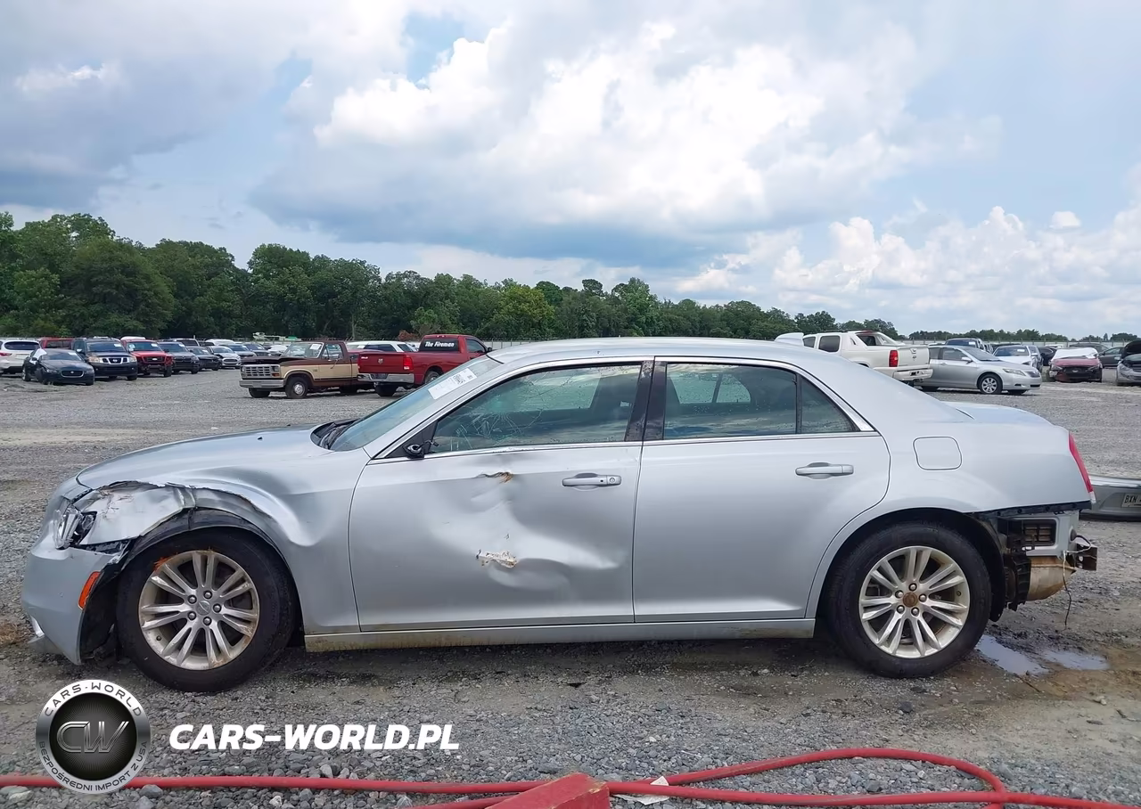 2019 Chrysler 300 Touring VIN:2C3CCAAG5KH727157 - 13