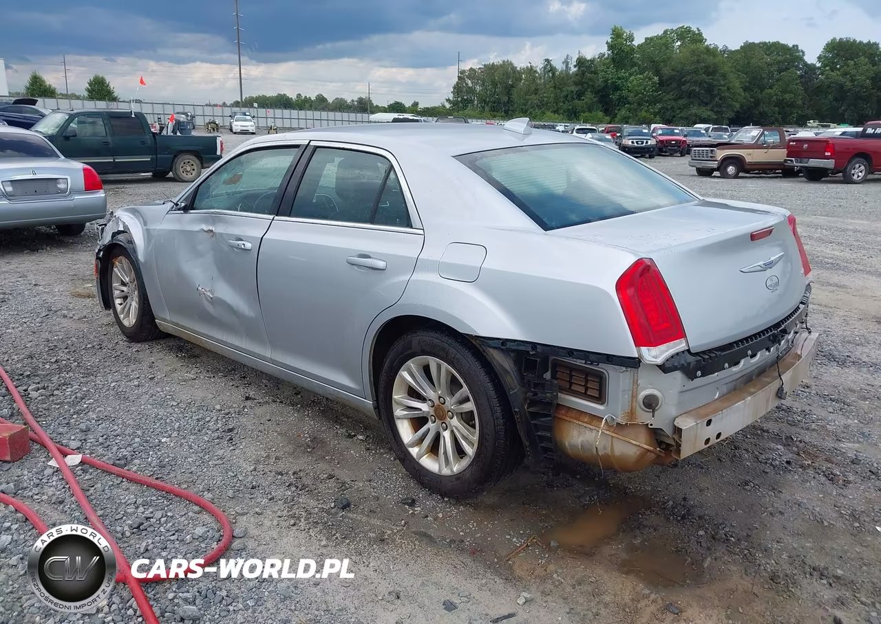 2019 Chrysler 300 Touring VIN:2C3CCAAG5KH727157 - 3