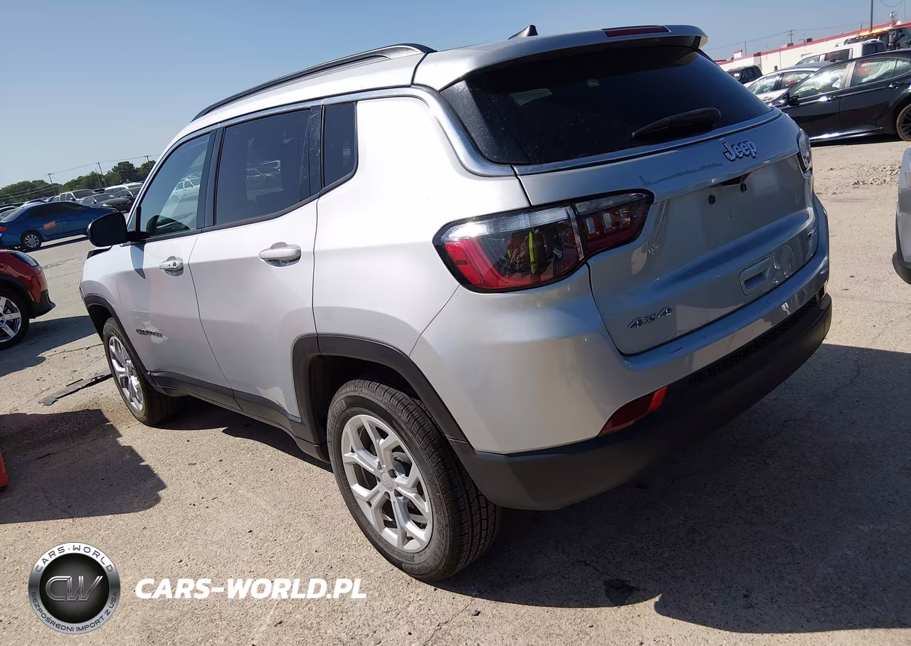 2024 Jeep Compass Latitude 4X4 VIN:3C4NJDBN3RT118594 - 3