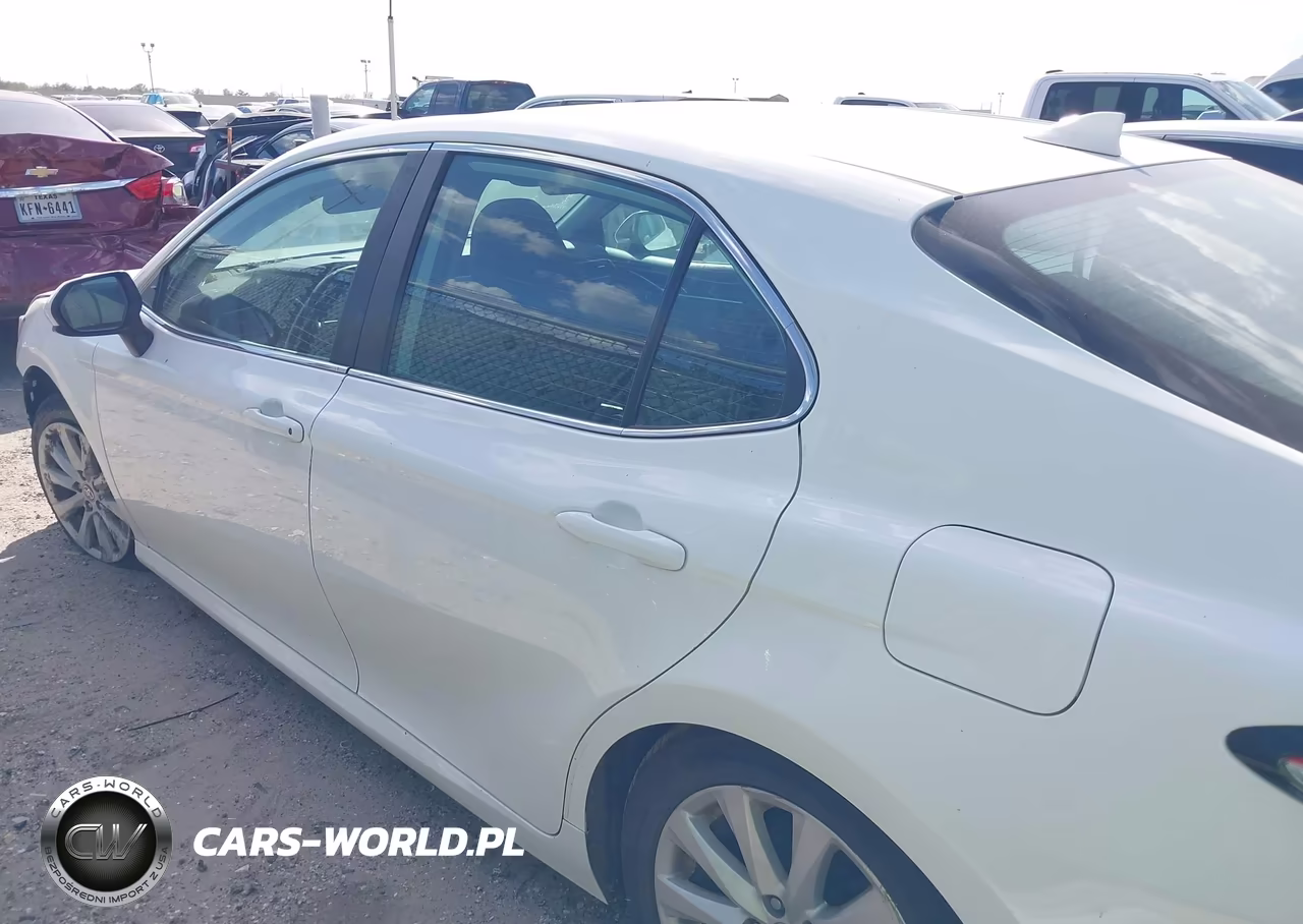 2020 Toyota Camry Le VIN:4T1C11AK8LU958456 - 13