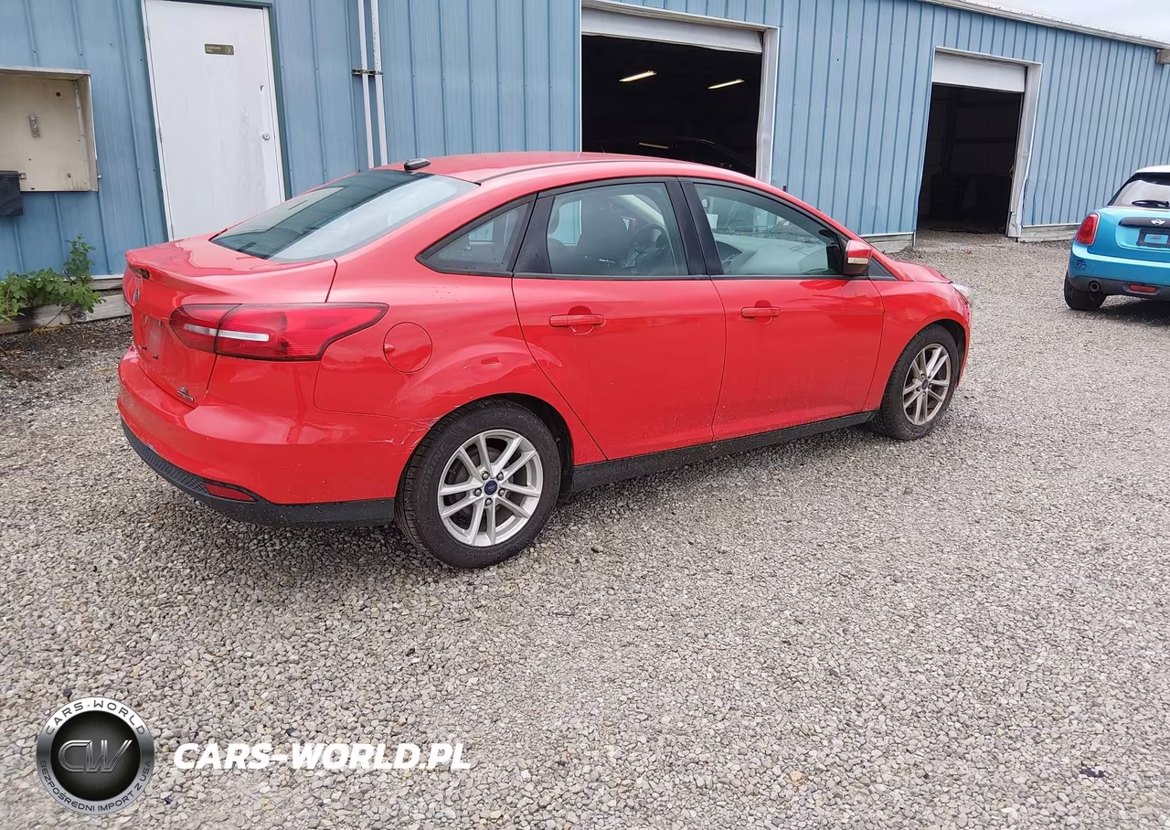 2015 Ford Focus Se VIN:1FADP3F24FL276332 - 4
