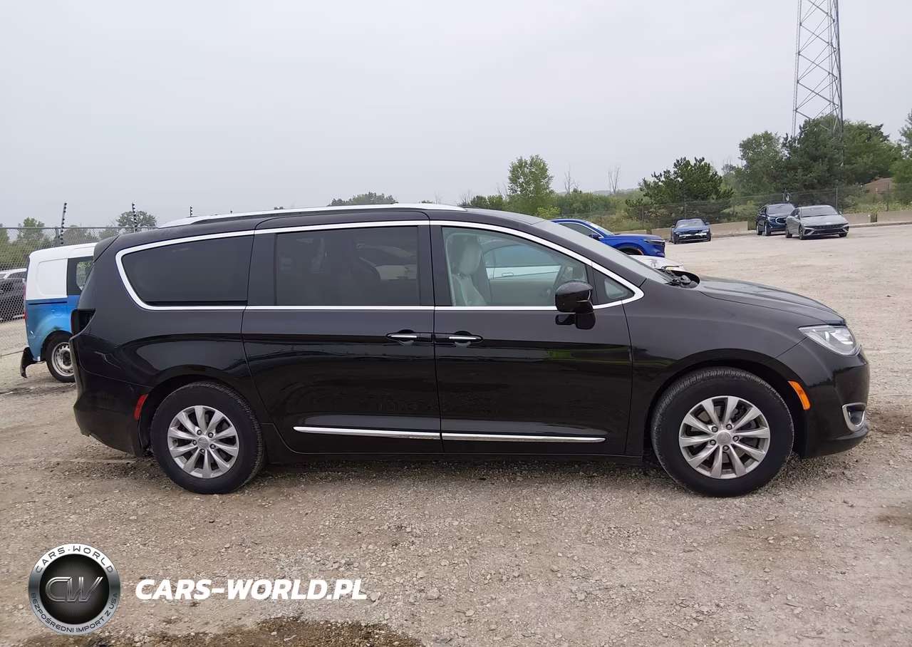 2018 Chrysler Pacifica Touring L Plus VIN:2C4RC1EG7JR330980 - 14