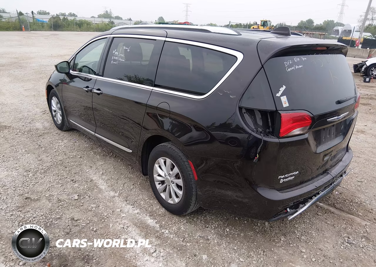 2018 Chrysler Pacifica Touring L Plus VIN:2C4RC1EG7JR330980 - 3