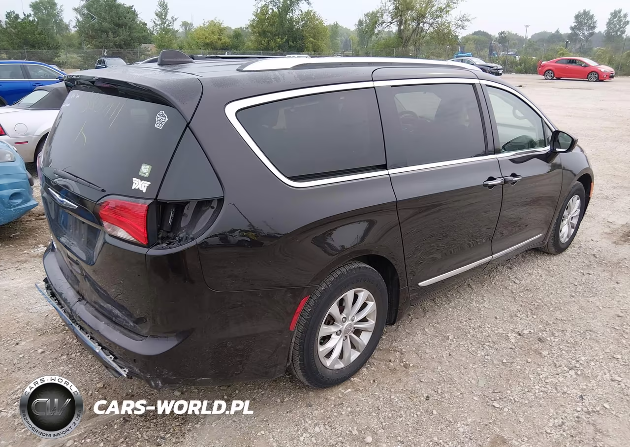 2018 Chrysler Pacifica Touring L Plus VIN:2C4RC1EG7JR330980 - 4