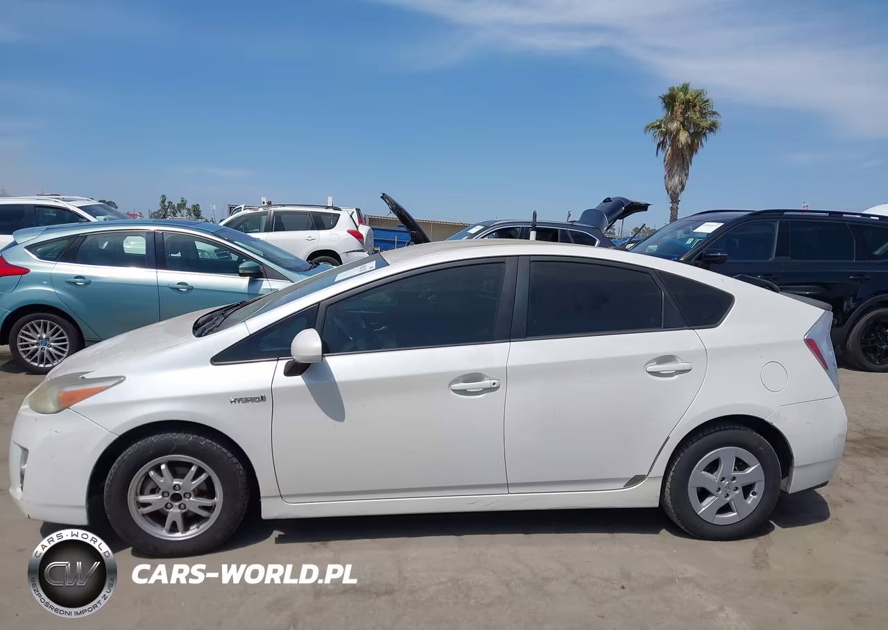 2011 Toyota Prius Two VIN:JTDKN3DU0B0260703 - 14