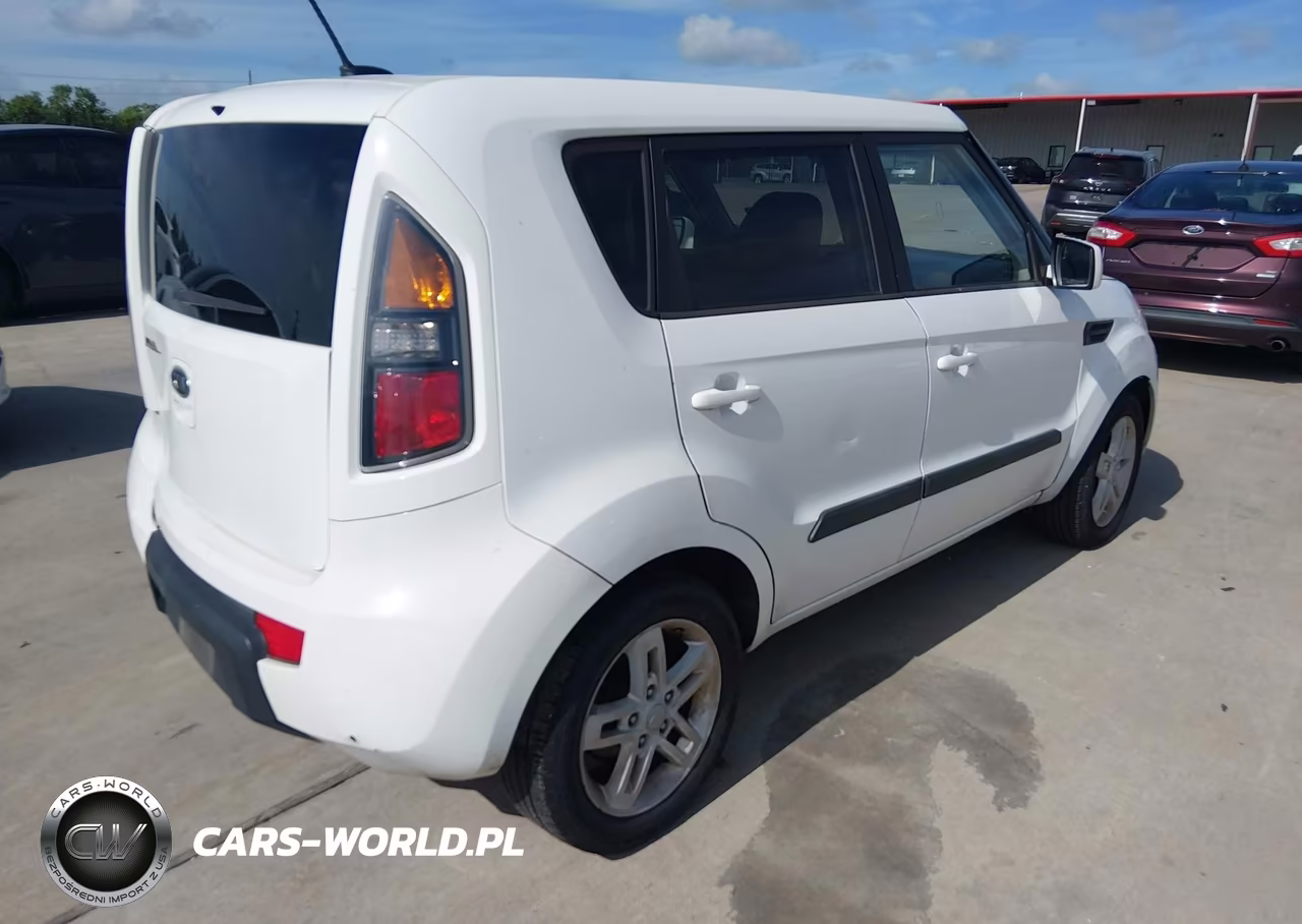2011 Kia Soul + VIN:KNDJT2A21B7711126 - 4