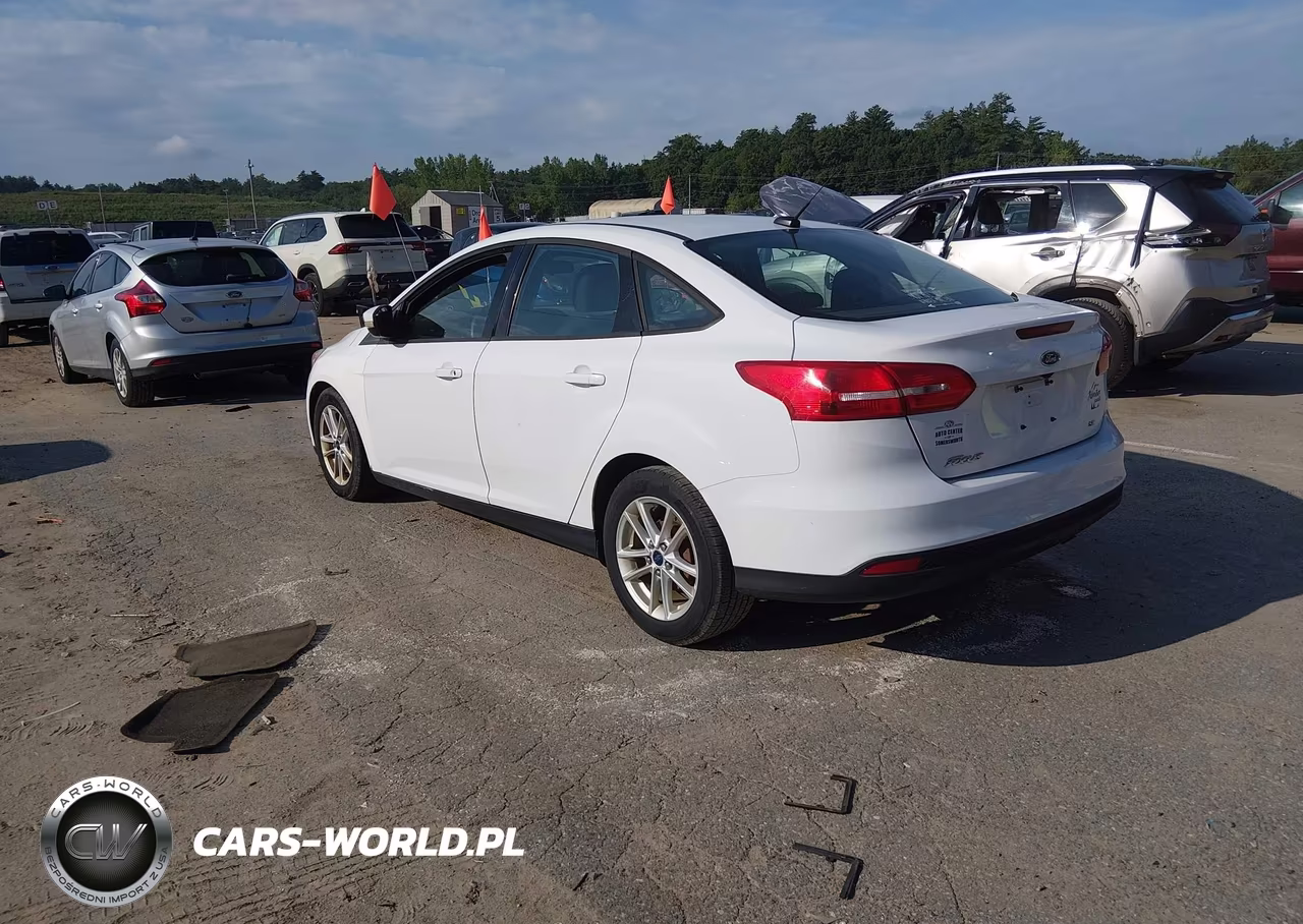 2015 Ford Focus Se VIN:1FADP3F22FL201449 - 3