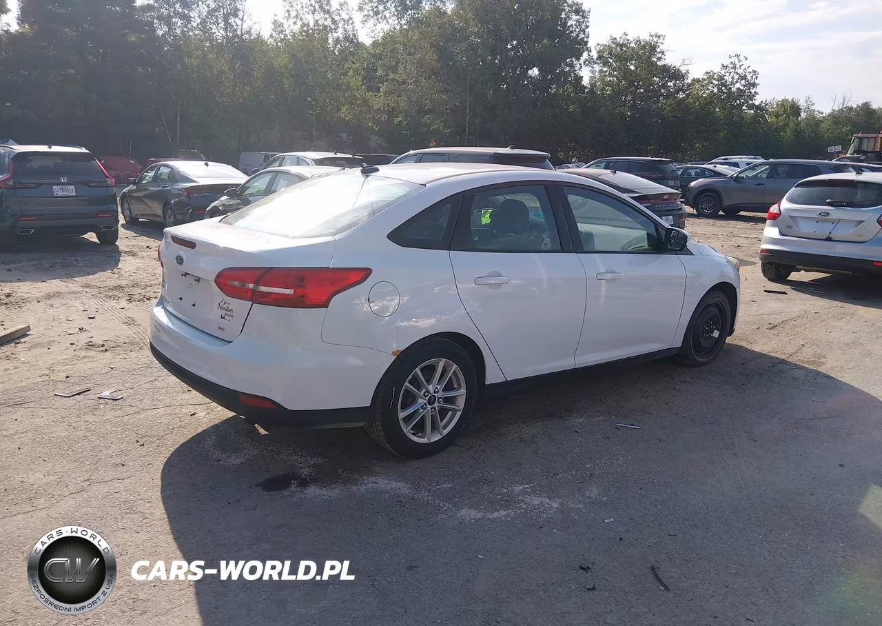 2015 Ford Focus Se VIN:1FADP3F22FL201449 - 4