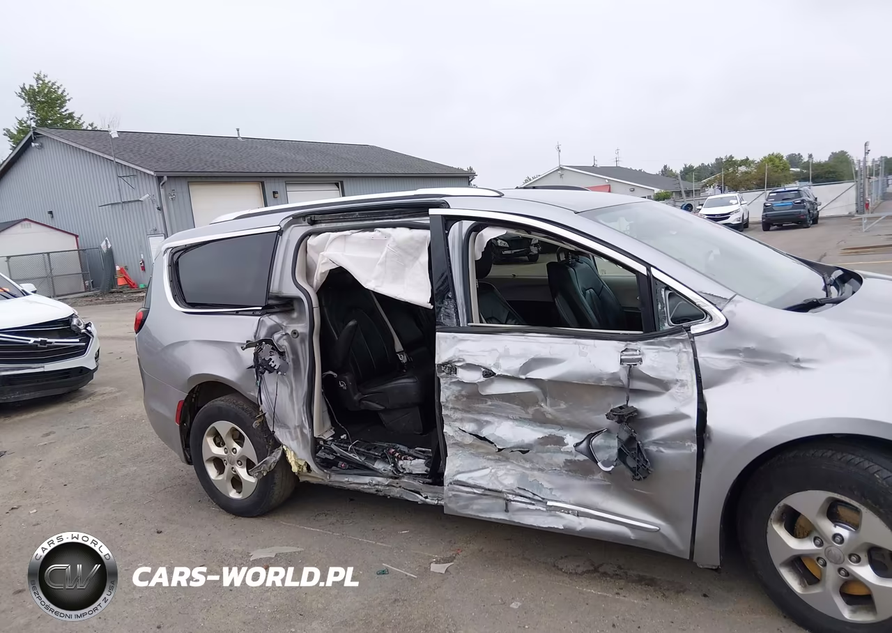 2017 Chrysler Pacifica Touring-L Plus VIN:2C4RC1EG7HR520000 - 13