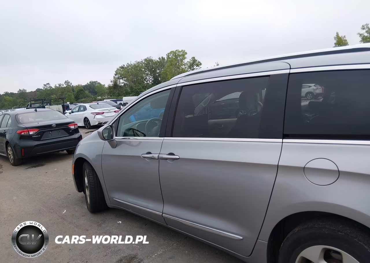 2017 Chrysler Pacifica Touring-L Plus VIN:2C4RC1EG7HR520000 - 14