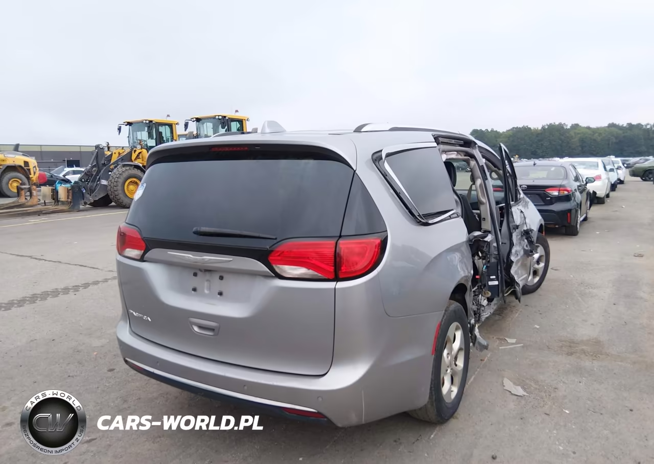 2017 Chrysler Pacifica Touring-L Plus VIN:2C4RC1EG7HR520000 - 4