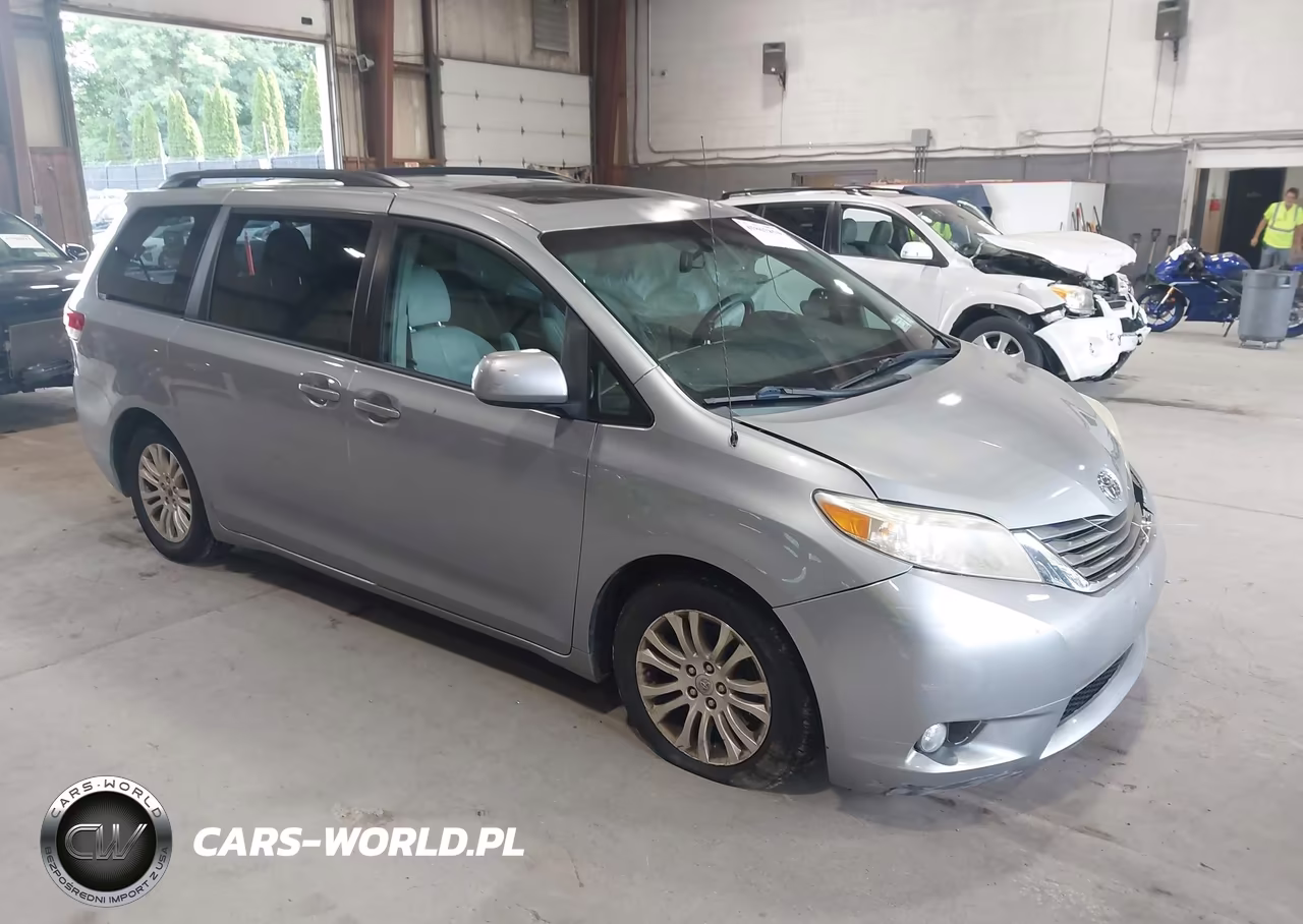 2013 Toyota Sienna Xle V6 8 Passenger
