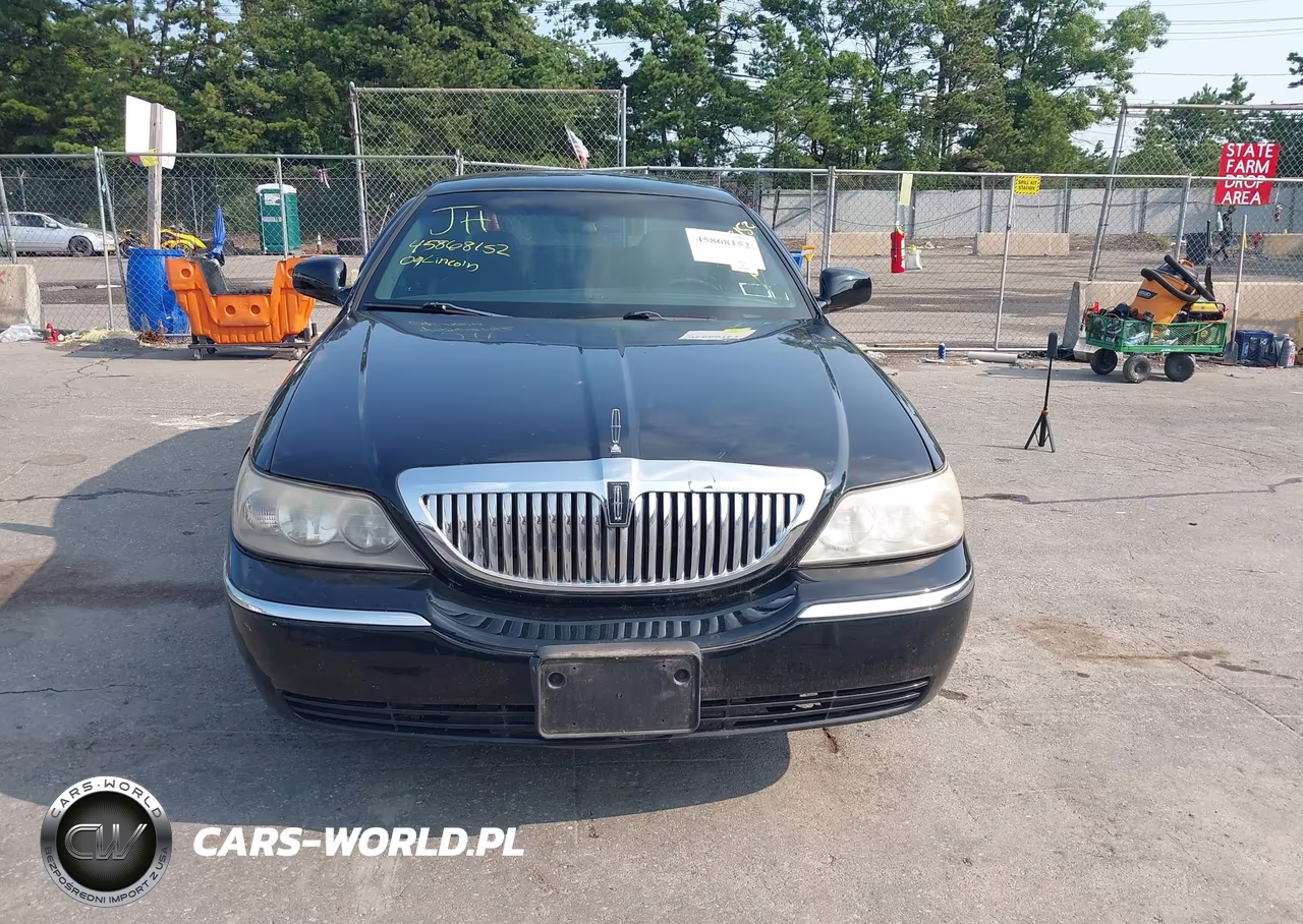 2009 Lincoln Town Car Signature Limited VIN:2LNHM82V69X621185 - 12