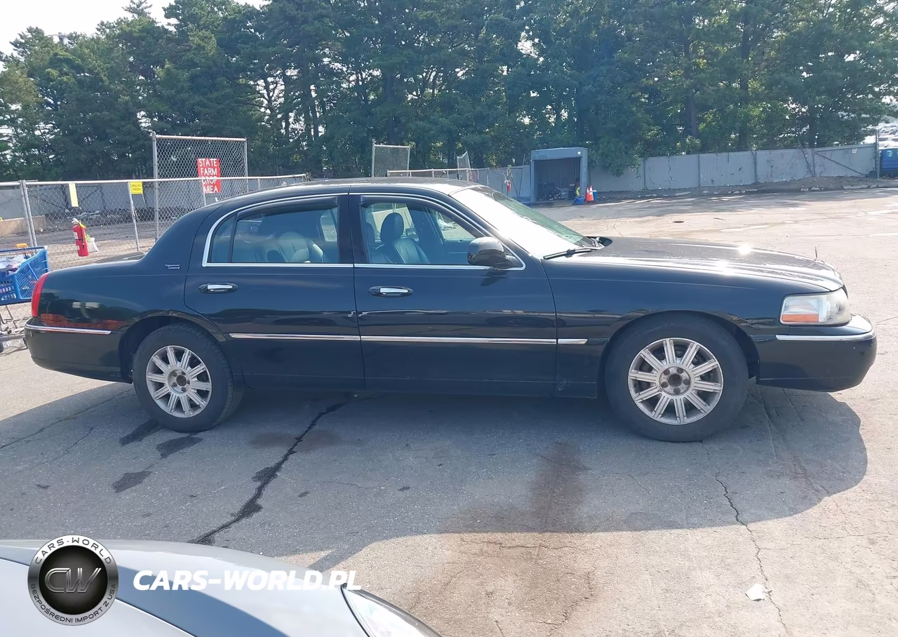 2009 Lincoln Town Car Signature Limited VIN:2LNHM82V69X621185 - 13