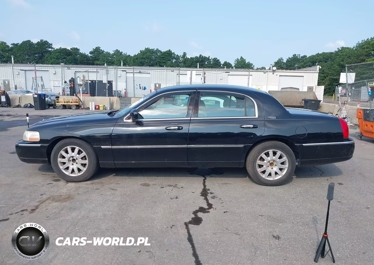 2009 Lincoln Town Car Signature Limited VIN:2LNHM82V69X621185 - 14