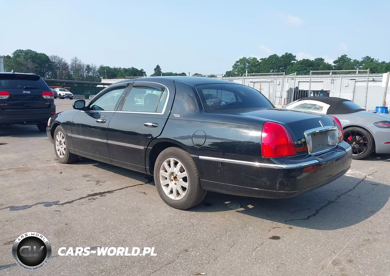 2009 Lincoln Town Car Signature Limited VIN:2LNHM82V69X621185 - 3