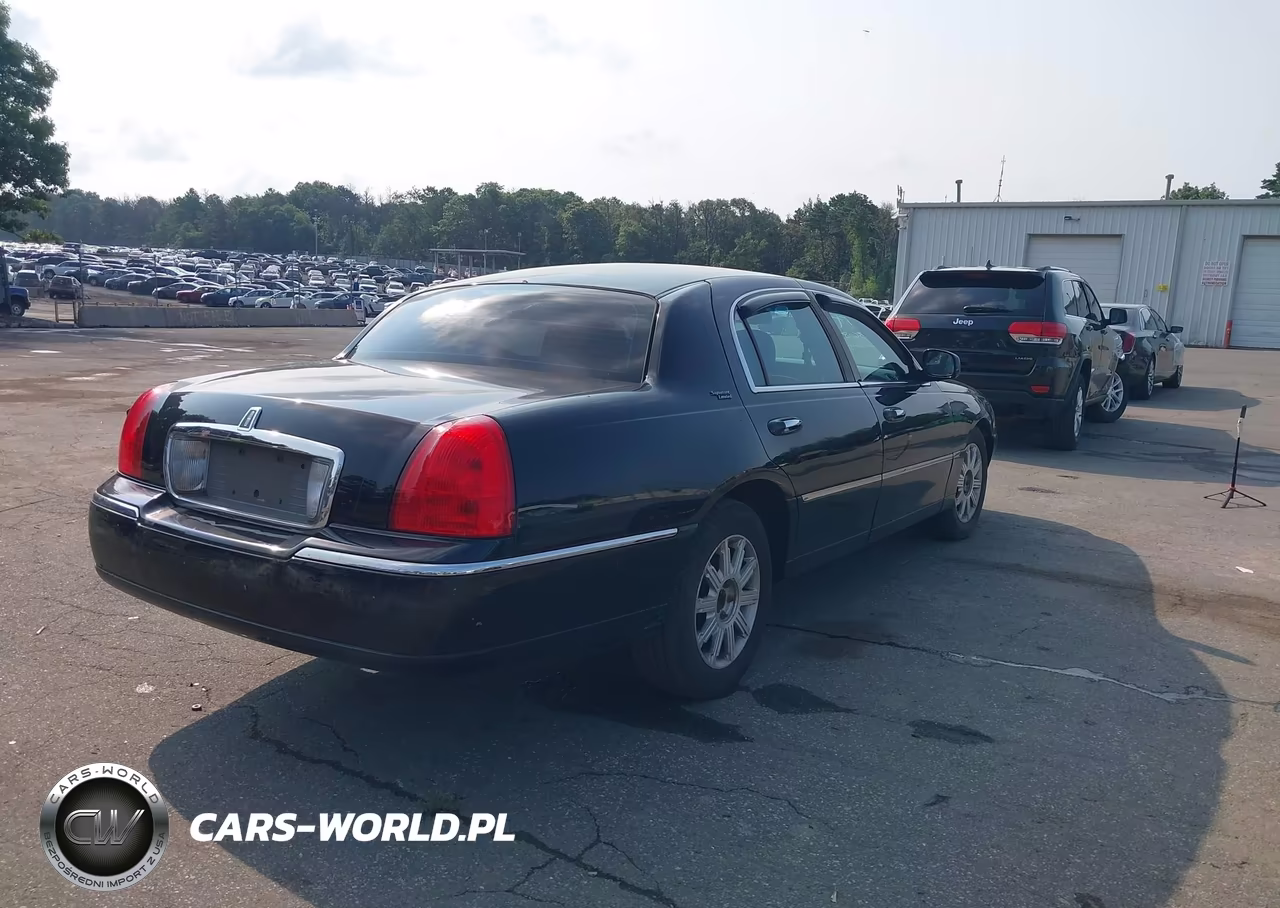2009 Lincoln Town Car Signature Limited VIN:2LNHM82V69X621185 - 4