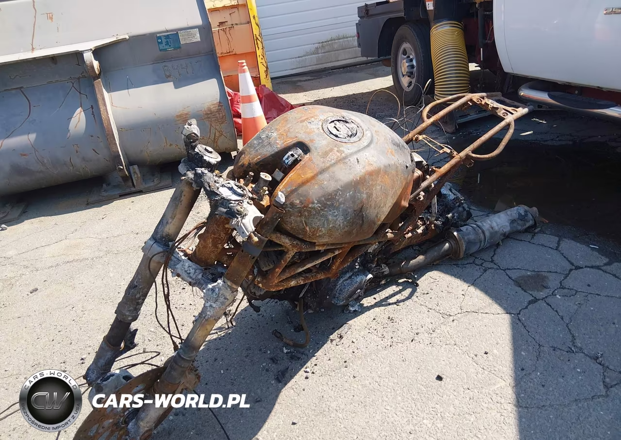 2000 Ducati M750 VIN:ZDM1RC3L0YB008685 - 2
