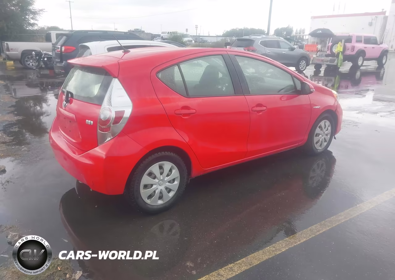 2014 Toyota Prius C Two VIN:JTDKDTB37E1562792 - 4