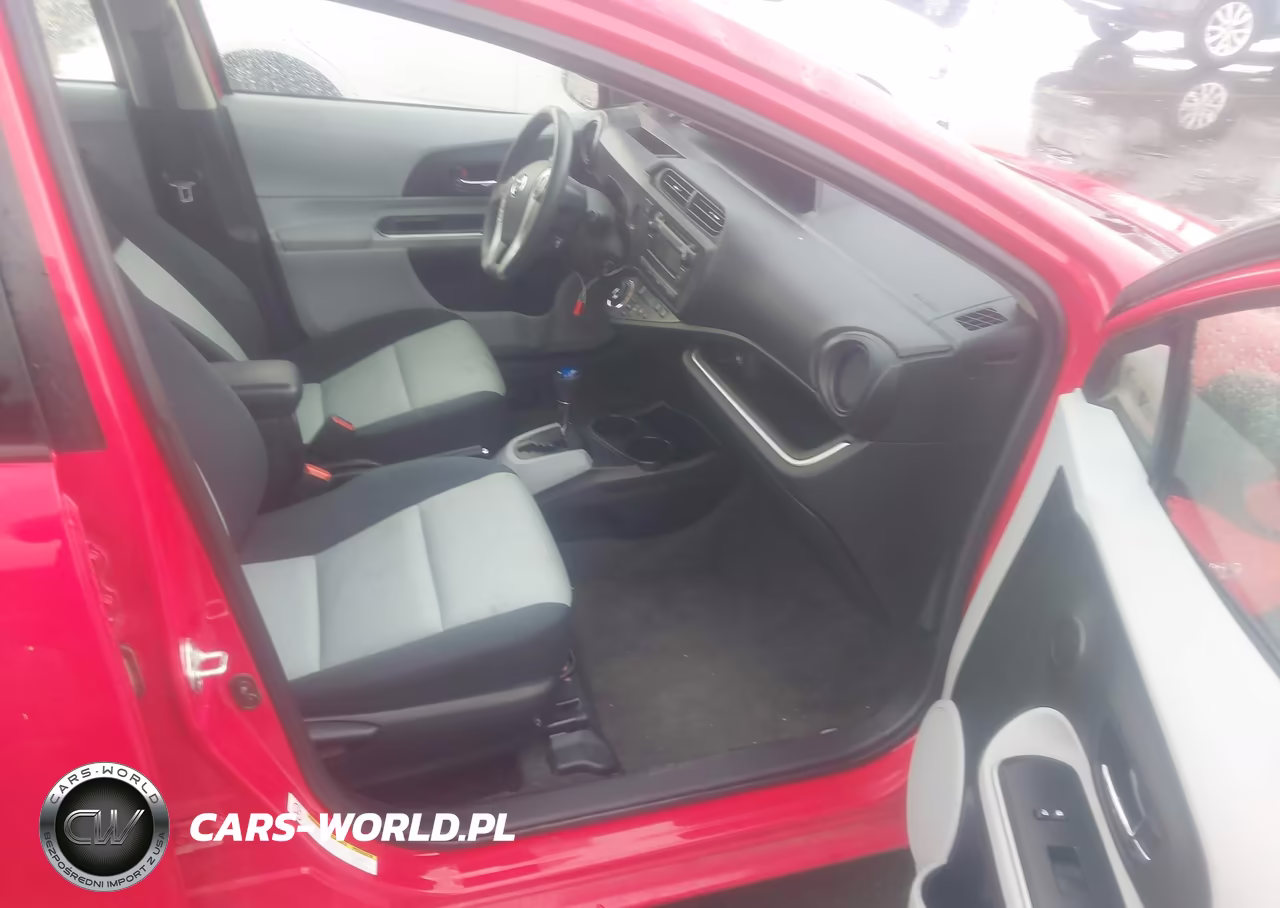 2014 Toyota Prius C Two VIN:JTDKDTB37E1562792 - 5