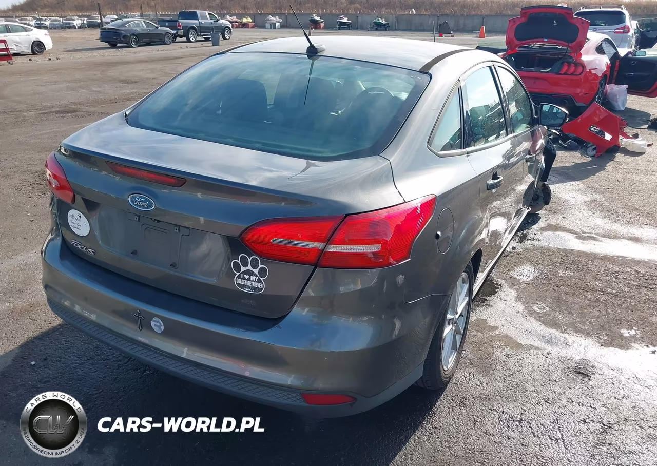 2015 Ford Focus Se VIN:1FADP3F2XFL204115 - 4