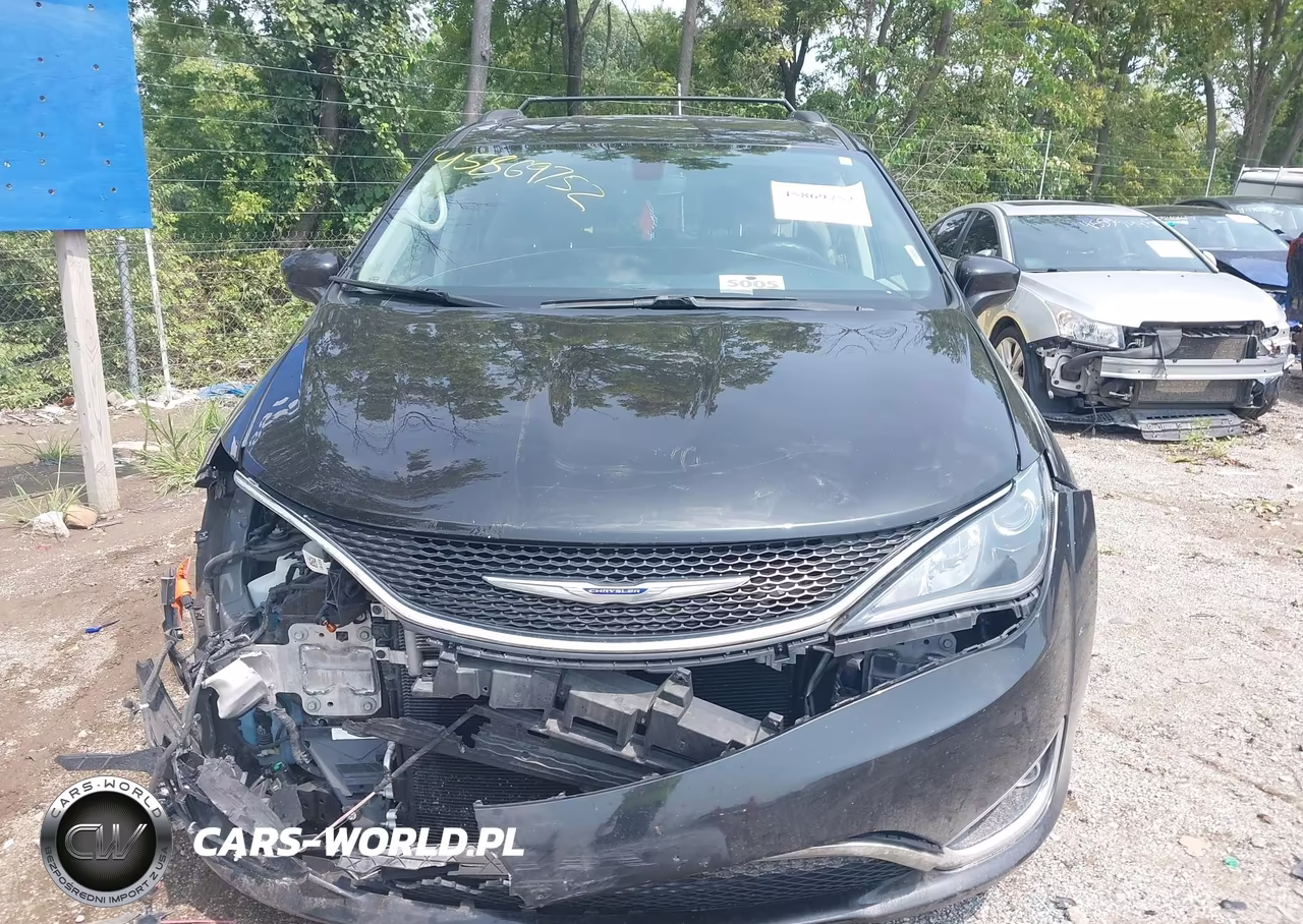 2020 Chrysler Pacifica Touring VIN:2C4RC1FG8LR251884 - 12