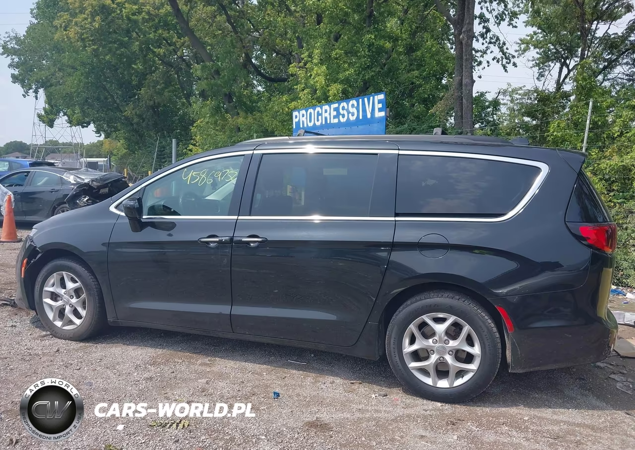 2020 Chrysler Pacifica Touring VIN:2C4RC1FG8LR251884 - 14