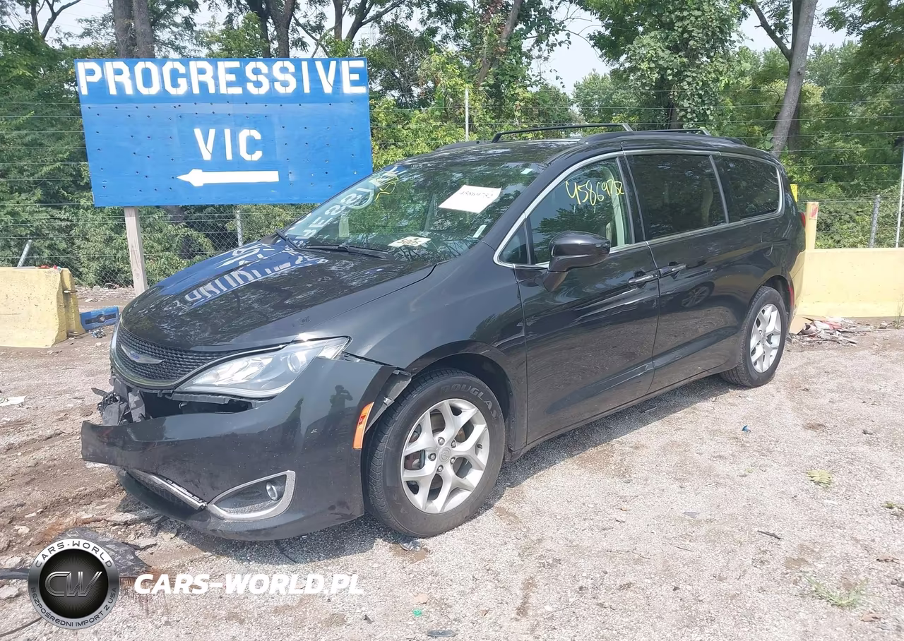 2020 Chrysler Pacifica Touring VIN:2C4RC1FG8LR251884 - 2
