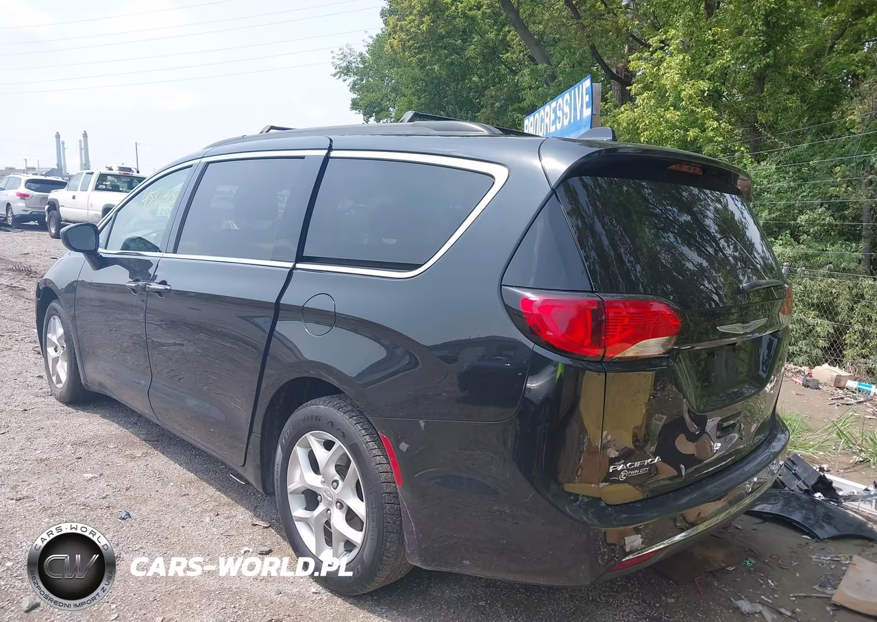 2020 Chrysler Pacifica Touring VIN:2C4RC1FG8LR251884 - 3