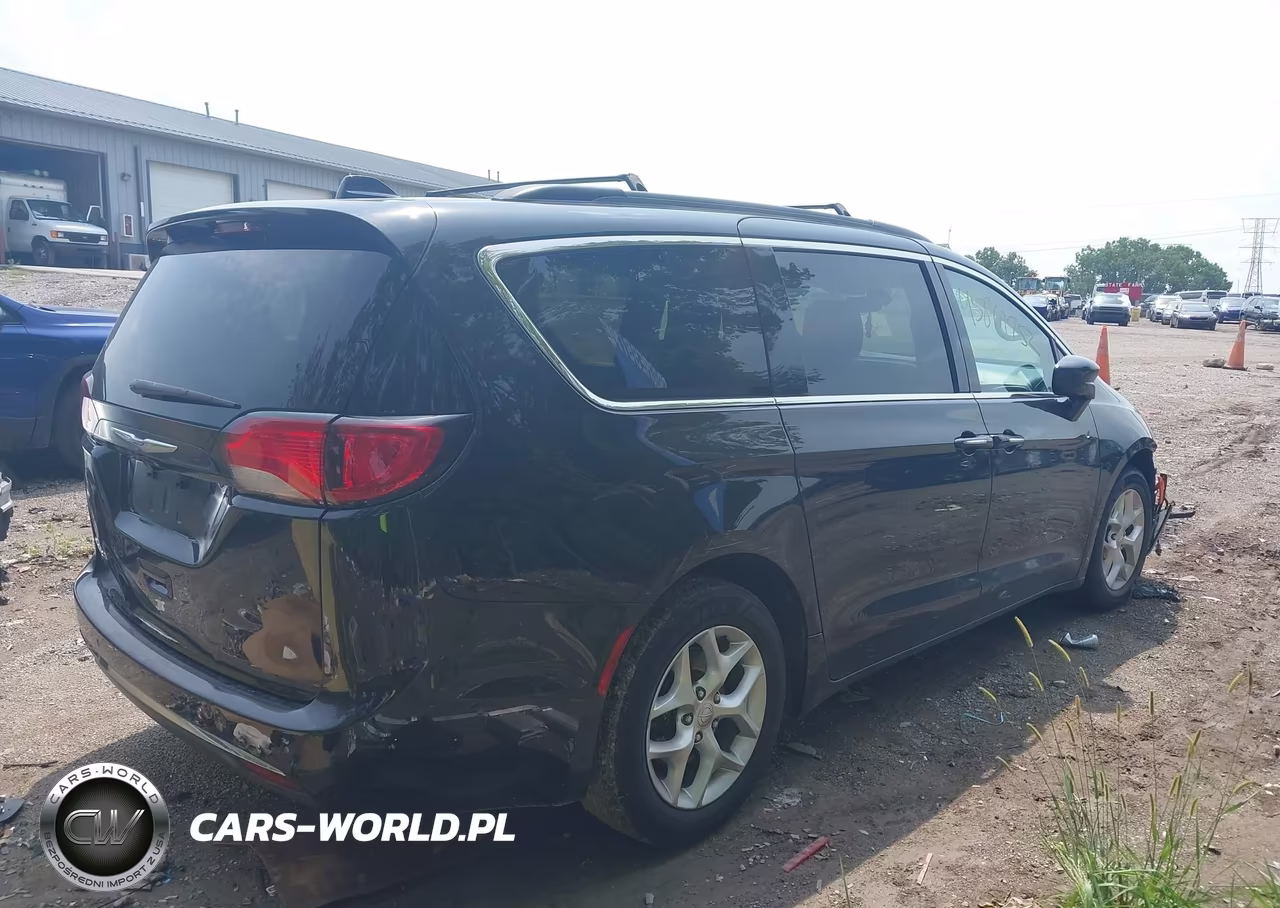 2020 Chrysler Pacifica Touring VIN:2C4RC1FG8LR251884 - 4