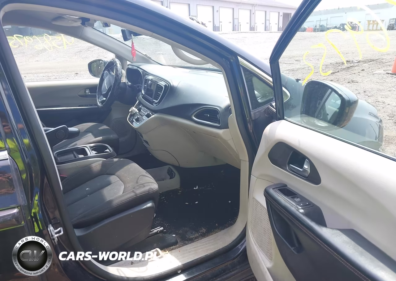 2020 Chrysler Pacifica Touring VIN:2C4RC1FG8LR251884 - 5