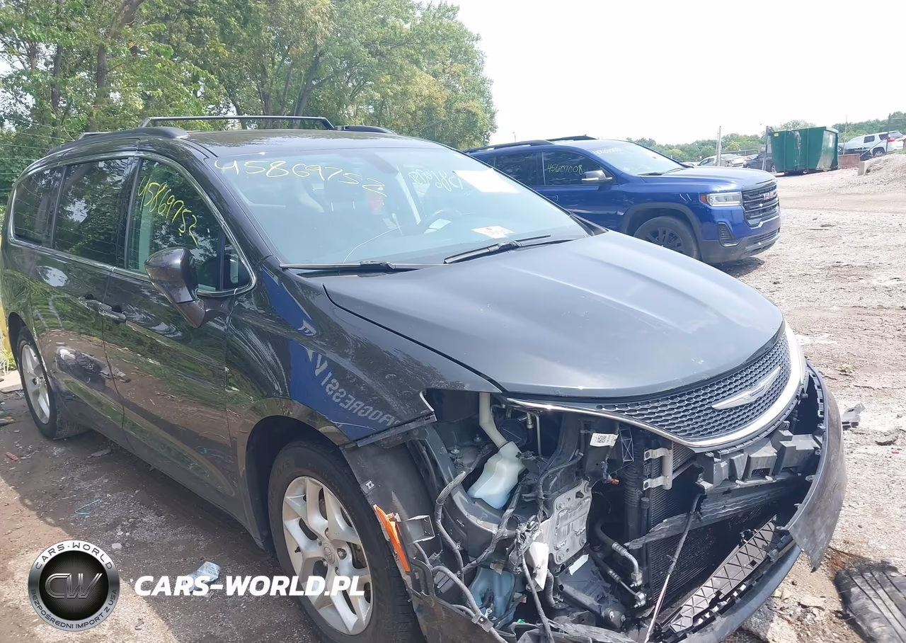 2020 Chrysler Pacifica Touring VIN:2C4RC1FG8LR251884 - 6