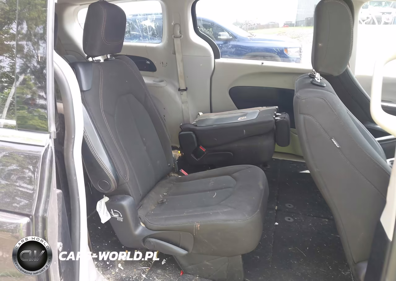 2020 Chrysler Pacifica Touring VIN:2C4RC1FG8LR251884 - 8