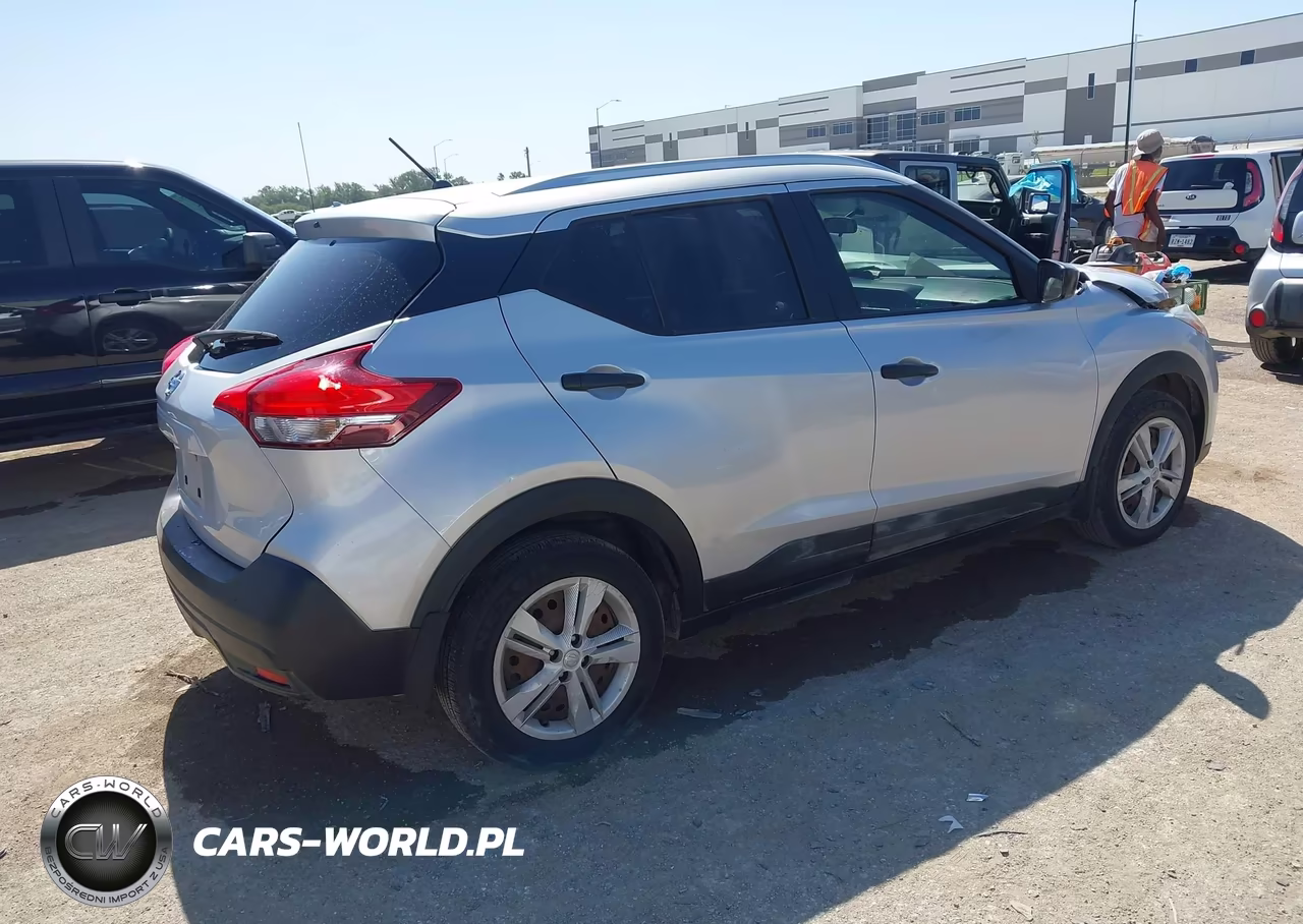 2018 Nissan Kicks S VIN:3N1CP5CUXJL507970 - 4