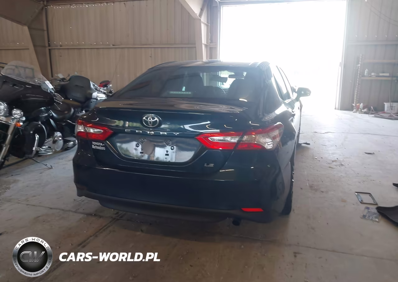 2018 Toyota Camry Le VIN:4T1B11HK8JU667132 - 17