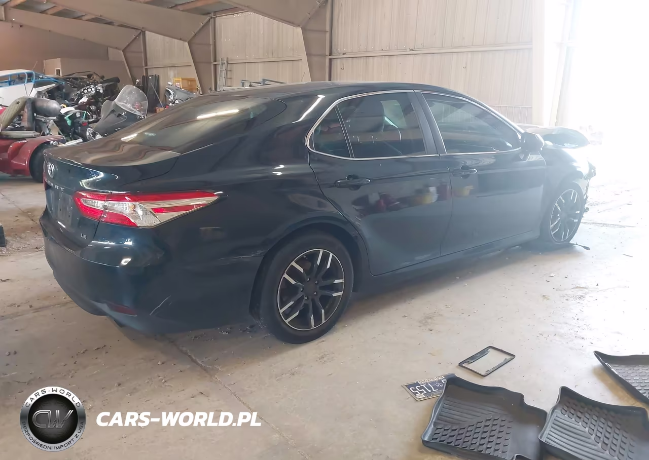 2018 Toyota Camry Le VIN:4T1B11HK8JU667132 - 4