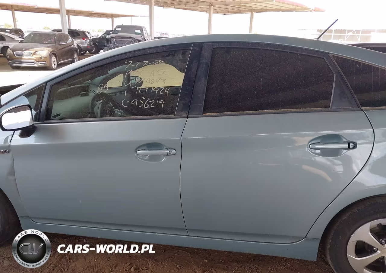 2015 Toyota Prius Two VIN:JTDKN3DU1F1895543 - 14