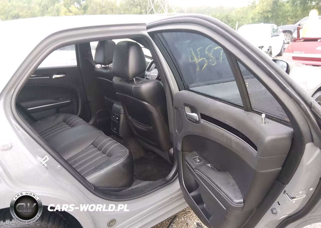 2018 Chrysler 300 VIN:2C3CCAGG6JH223142 - 8