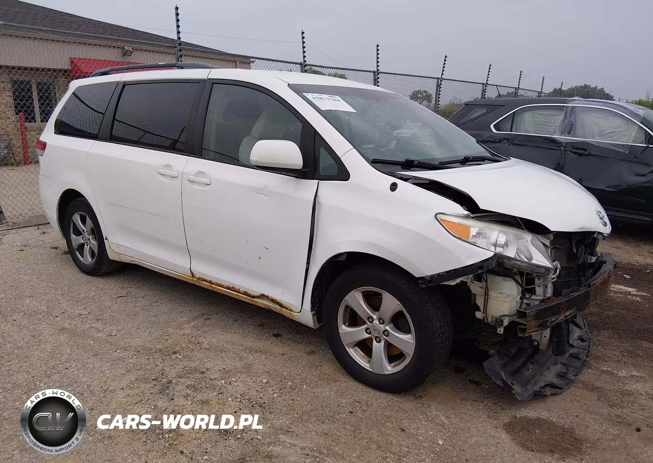 2013 Toyota Sienna Le V6 8 Passenger
