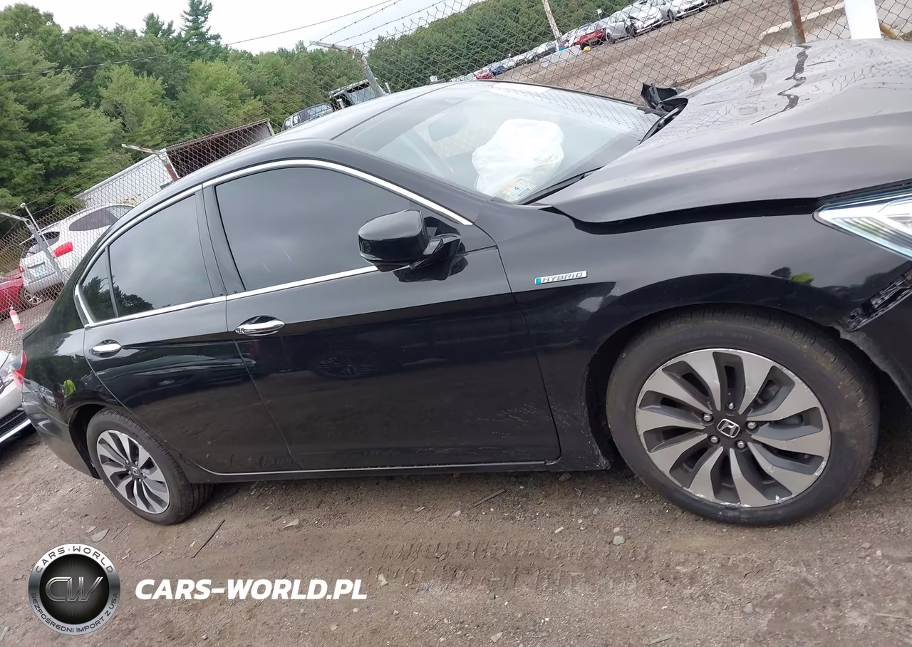 2015 Honda Accord Hybrid Touring VIN:1HGCR6F75FA003250 - 13