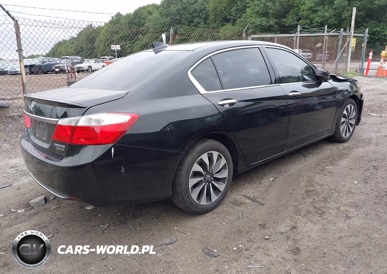 2015 Honda Accord Hybrid Touring VIN:1HGCR6F75FA003250 - 4