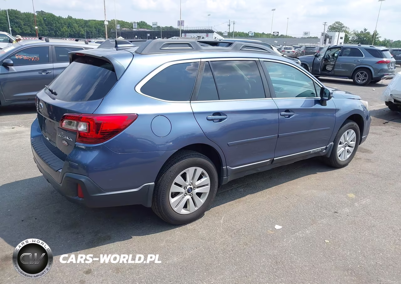 2018 Subaru Outback 2.5I Premium VIN:4S4BSAFC3J3313789 - 4