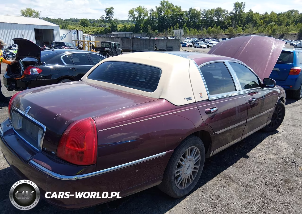 2007 Lincoln Town Car Signature Limited VIN:1LNHM82V27Y601934 - 4