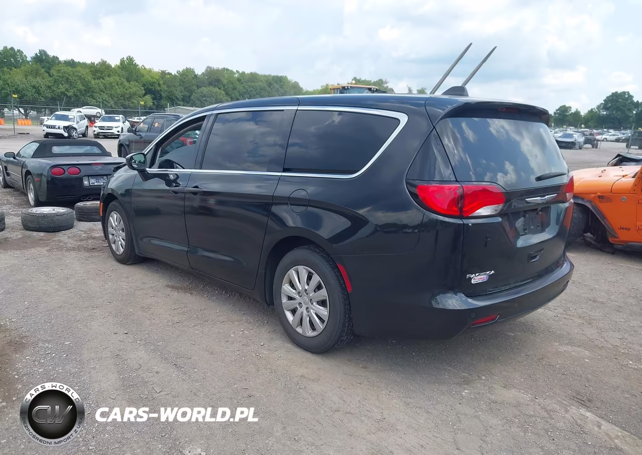 2019 Chrysler Pacifica L VIN:2C4RC1AG1KR708492 - 3